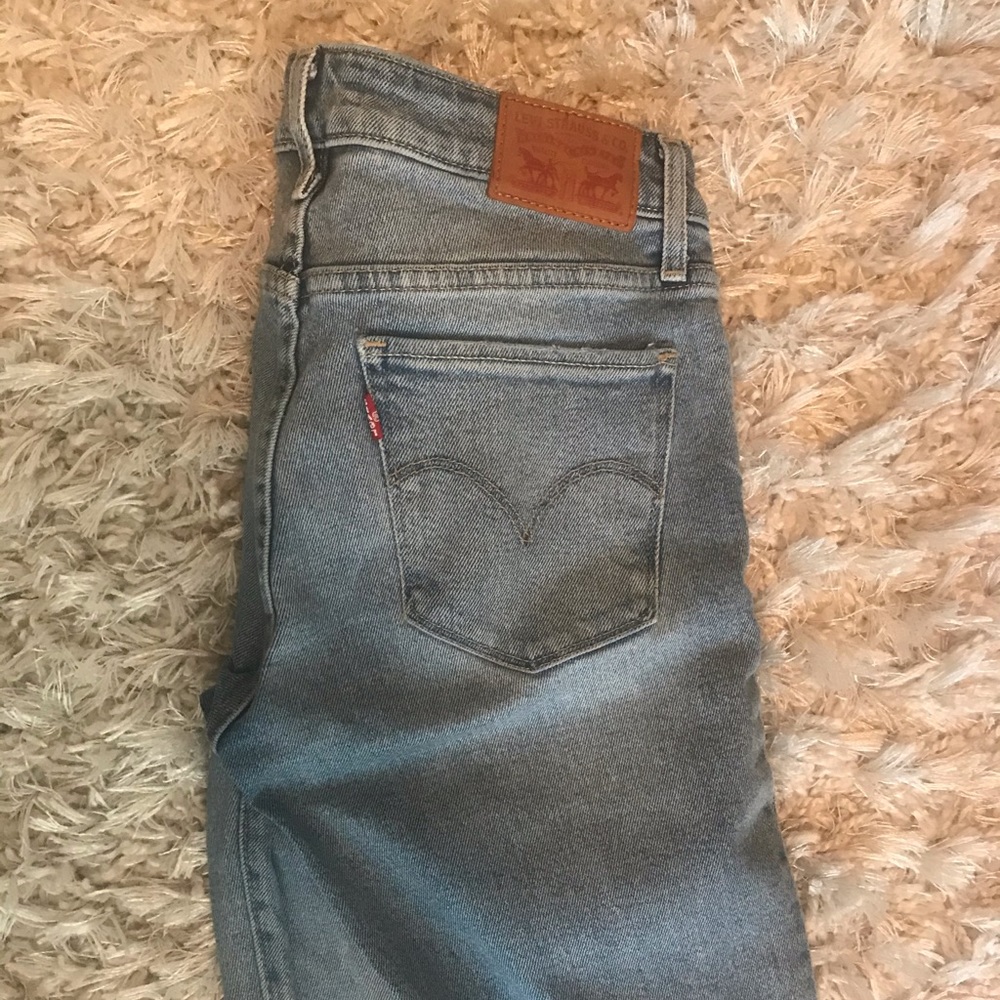 Levi’s 711 skinny jeans.